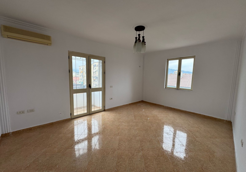 Shitet Apartament 3+1 Në Lagjen Kongresi i Elbasanit